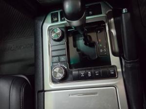 Toyota Land Cruiser 200 V8 4.5D VX-R automatic - Image 11