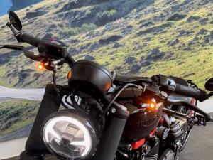 Triumph Bonneville Bobber Black - Image 11
