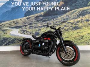 Triumph Bonneville Bobber Black - Image 2