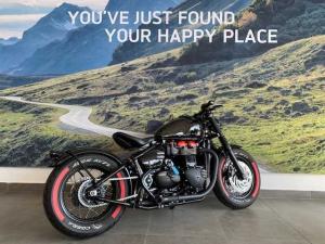 Triumph Bonneville Bobber Black - Image 3