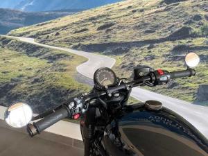 Triumph Bonneville Bobber Black - Image 9