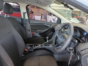 Ford Focus sedan 1.0T Ambiente - Image 9