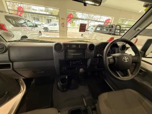 Toyota Land Cruiser 79 2.8GD-6 single cab auto - Image 6