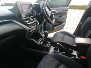 Toyota Urban Cruiser 1.5 XR manual - Image 7