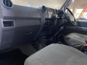 Toyota Land Cruiser 79 4.5D-4D V8 double cab LX 70th Anniversary - Image 10