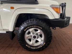 Toyota Land Cruiser 79 4.5D-4D V8 double cab LX 70th Anniversary - Image 6