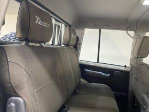 Toyota Land Cruiser 79 4.5D-4D V8 double cab LX 70th Anniversary - Image 9