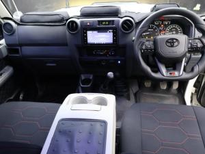 Toyota Land Cruiser 79 4.5D-4D V8 double cab LX 70th Anniversary - Image 8