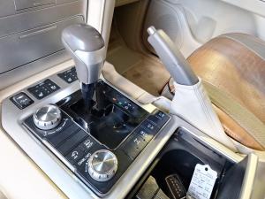 Toyota Land Cruiser 200 4.5D-4D V8 VX-R - Image 12