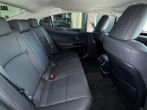 Lexus ES 300h EX - Image 12
