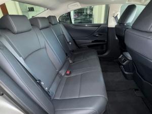 Lexus ES 300h EX - Image 13