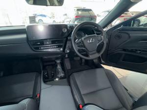 Lexus ES 300h EX - Image 14