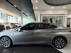 Lexus ES 300h EX - Image 9