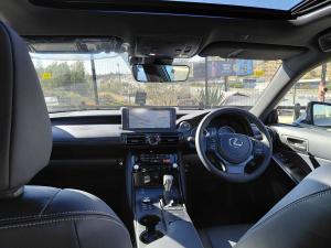 Lexus IS 300h SE - Image 2