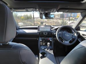 Lexus IS 300h SE - Image 2