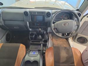 Toyota Land Cruiser 79 4.0PS/C - Image 6