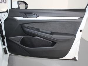Volkswagen Golf 1.4 TSI Life + Tiptronic - Image 15