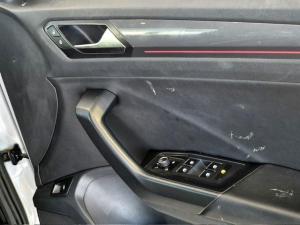 Volkswagen T-Roc 2.0TSI 140kW 4Motion R-Line - Image 17