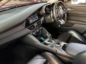 Alfa Romeo Giulia 2.0T Veloce - Image 11
