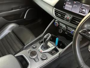 Alfa Romeo Giulia 2.0T Veloce - Image 18