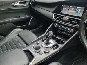 Alfa Romeo Giulia 2.0T Veloce - Image 15