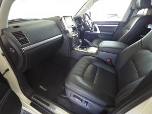 Toyota Land Cruiser 200 4.5D-4D V8 VX-R - Image 7