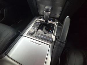 Toyota Land Cruiser 200 4.5D-4D V8 VX-R - Image 13