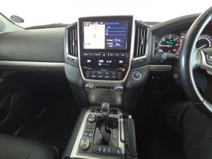 Toyota Land Cruiser 200 4.5D-4D V8 VX-R - Image 15