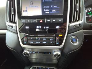 Toyota Land Cruiser 200 4.5D-4D V8 VX-R - Image 16