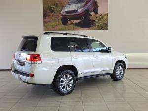 Toyota Land Cruiser 200 4.5D-4D V8 VX-R - Image 2