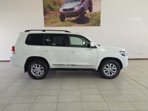 Toyota Land Cruiser 200 4.5D-4D V8 VX-R - Image 3