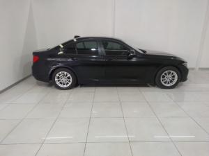 BMW 3 Series 320i - Image 2
