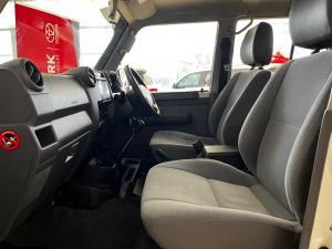 Toyota Land Cruiser 76 4.5D-4D V8 station wagon LX - Image 7