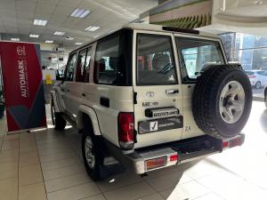 Toyota Land Cruiser 76 4.5D-4D V8 station wagon LX - Image 10