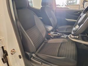 Nissan Navara 2.5DDTi double cab SE Plus auto - Image 5