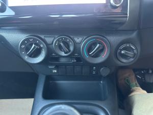 Toyota Hilux 2.4GD-6 single cab 4x4 Raider manual - Image 15