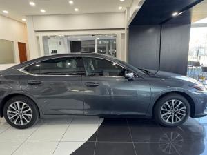 Lexus ES 300h EX - Image 4
