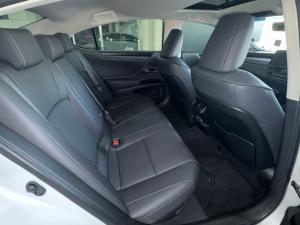 Lexus ES 300h EX - Image 10
