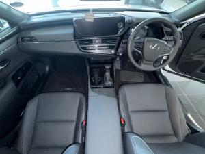 Lexus ES 300h EX - Image 12