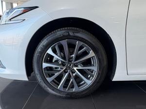Lexus ES 300h EX - Image 15