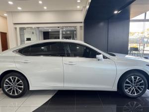 Lexus ES 300h EX - Image 4