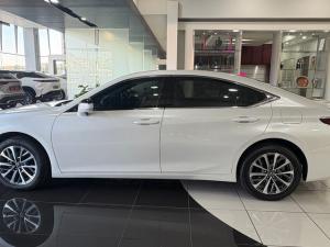 Lexus ES 300h EX - Image 8