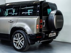 Land Rover Defender 110 D300 X-Dynamic HSE - Image 9
