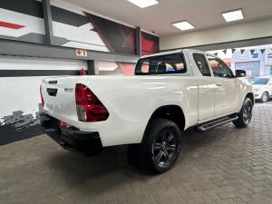 Toyota Hilux 2.4GD-6 Xtra cab Raider manual - Image 2