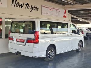 Toyota Quantum 2.8 LWB bus 6-seater VX Premium - Image 2