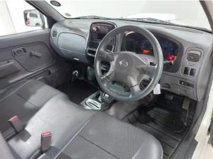 Nissan NP300 Hardbody 2.5TDi (aircon) - Image 5