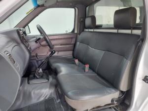 Nissan NP300 Hardbody 2.5TDi (aircon) - Image 6
