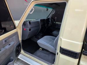 Toyota Land Cruiser 79 4.5DD/C - Image 7