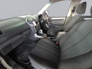 Isuzu KB 300 D-TEQ LX Standard automaticD/C - Image 3