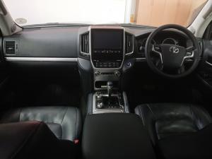 Toyota Land Cruiser 200 4.5D-4D V8 VX-R - Image 6